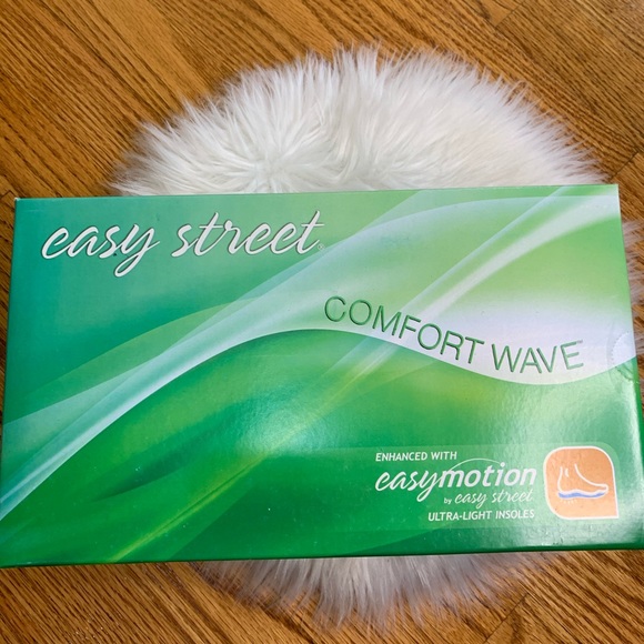 Easy Street Women's Slip On Proctor Flat, Tan/Gore, 6.5 M - Picture 8 of 9